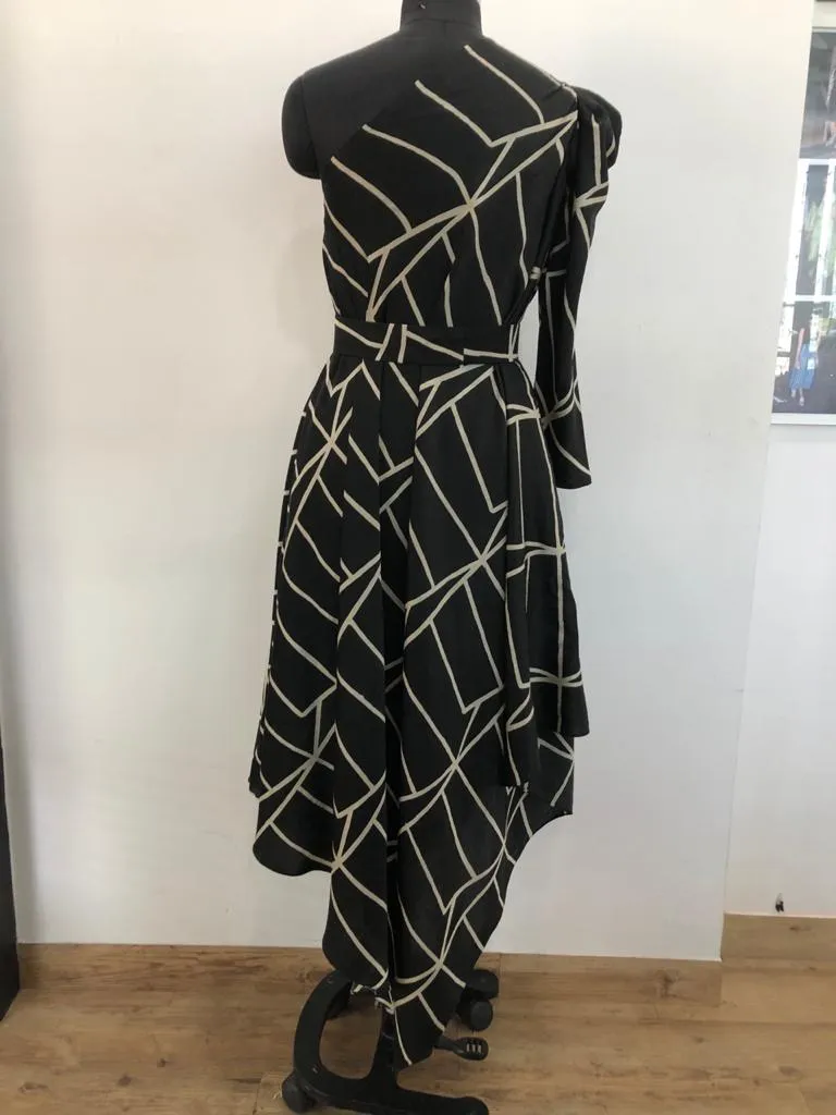 Geometric Printed One Shoulder Drape